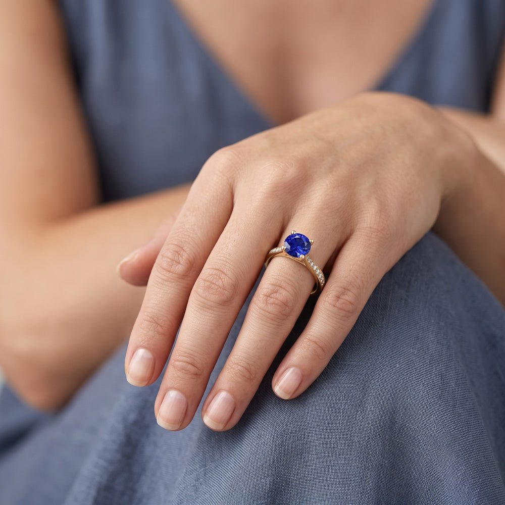 Anello di fidanzamento da donna con diamante blu zaffiro oro giallo 2.50 carati