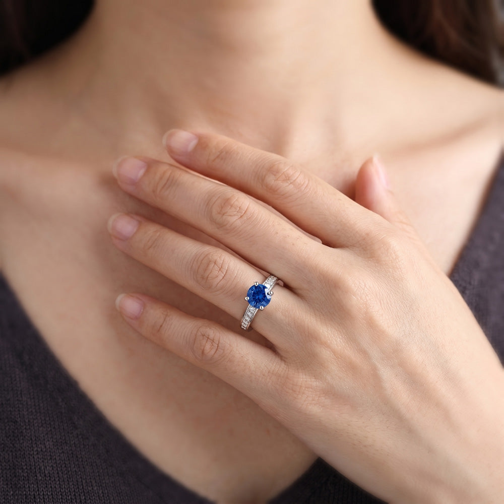 Anello di fidanzamento da donna con zaffiro da 2,50 carati accentato con diamante rotondo