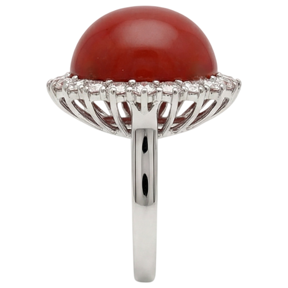 Anello di fidanzamento in oro bianco 14k con corallo rosso grande e diamanti da 15.25 ct