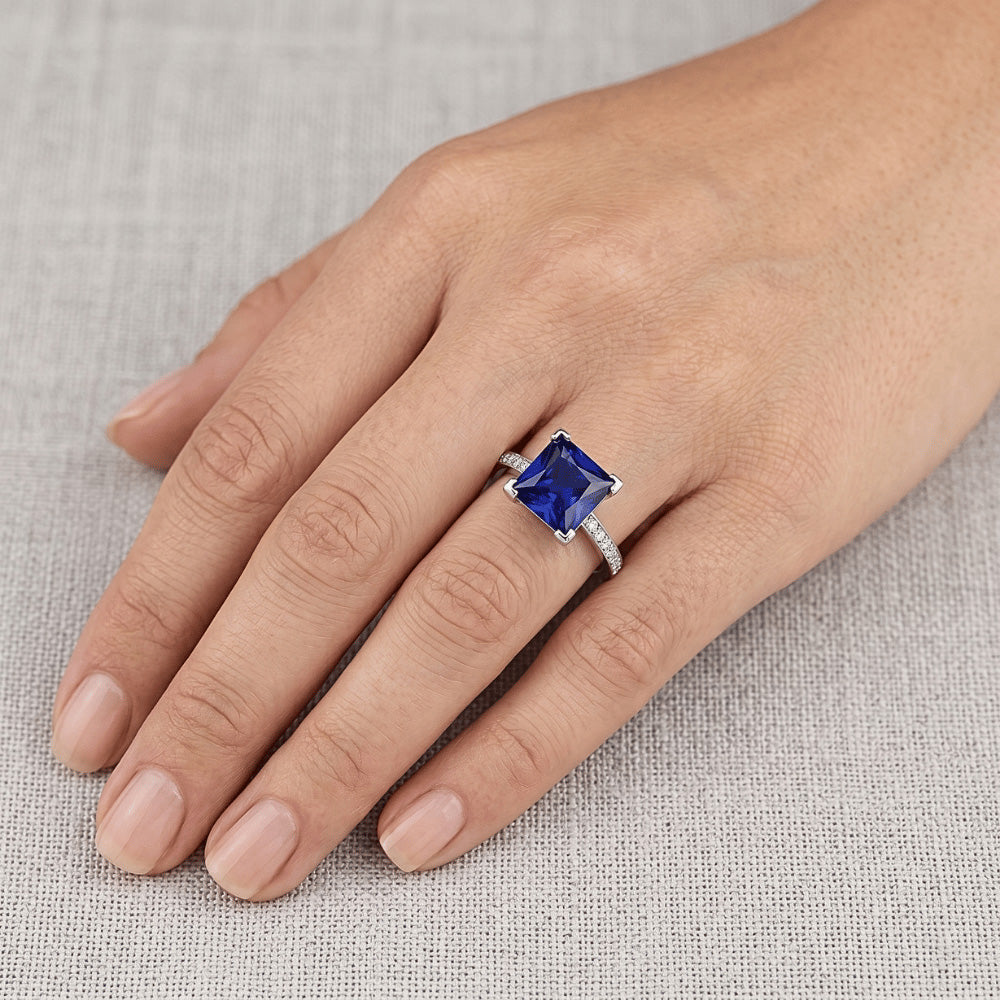 Anello di fidanzamento in oro bianco con zaffiro blu principessa e diamante 4 carati