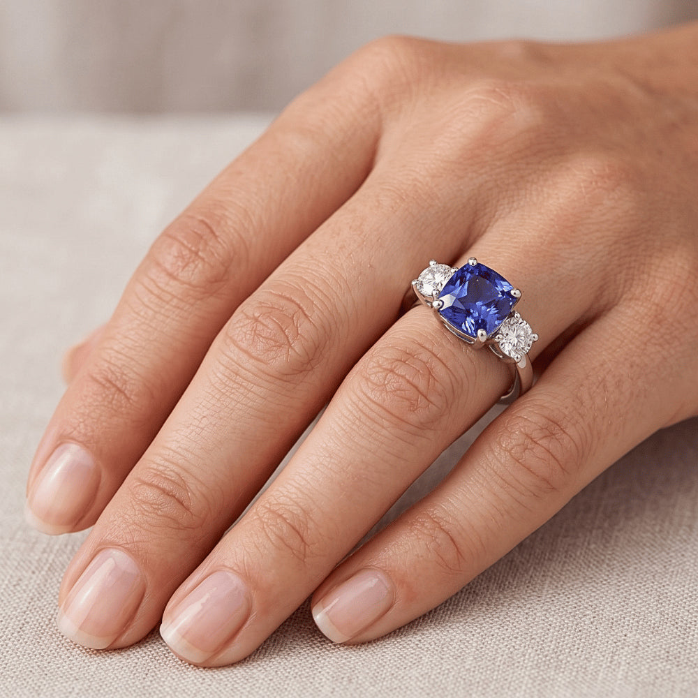 Anello di fidanzamento in oro con tre pietre zaffiro radiante 2 carati di diamanti