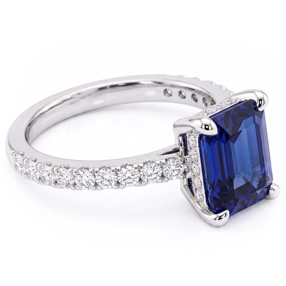 Anello di fidanzamento in oro con zaffiro blu smeraldo e pavé di diamanti 2.50 carati