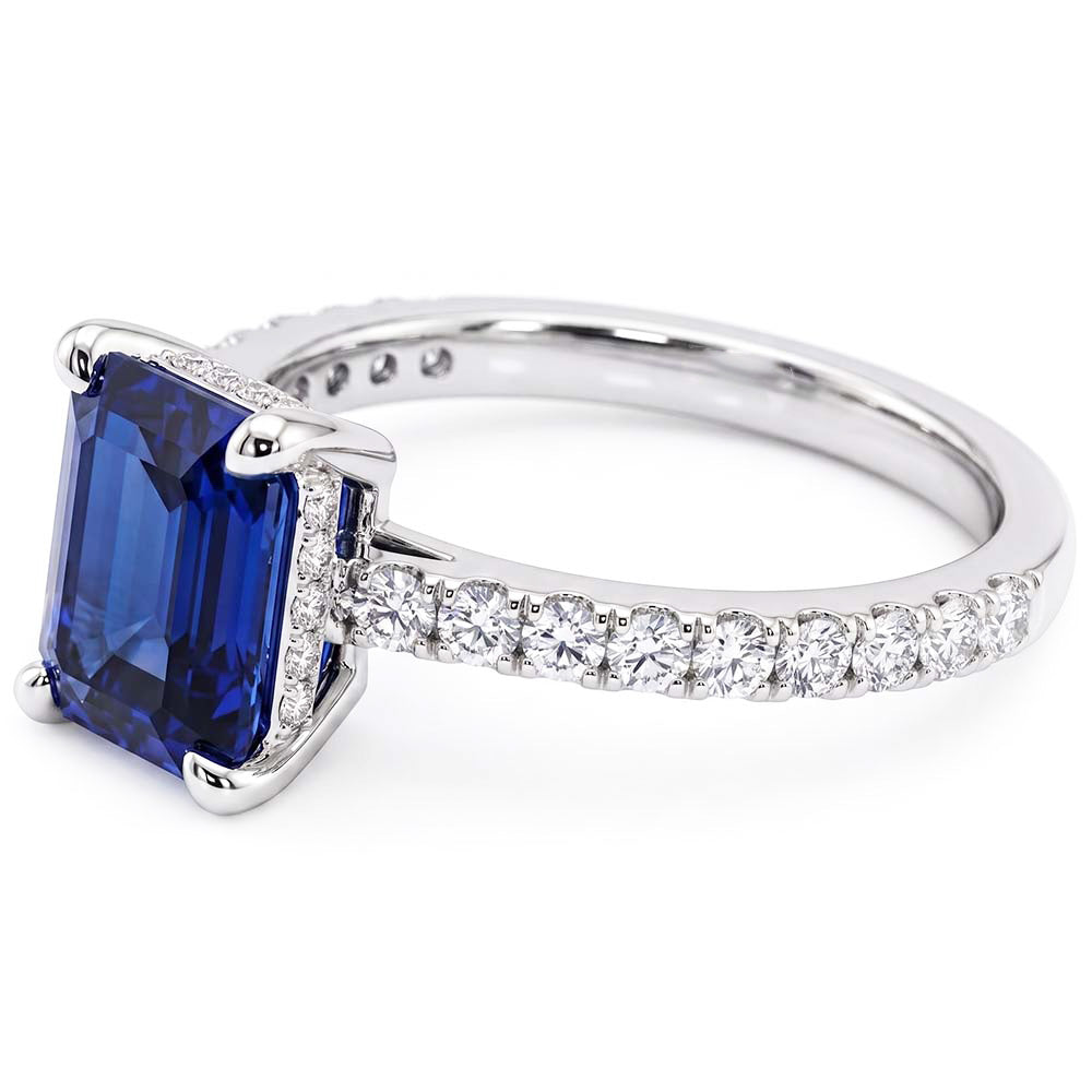 Anello di fidanzamento in oro con zaffiro blu smeraldo e pavé di diamanti 2.50 carati
