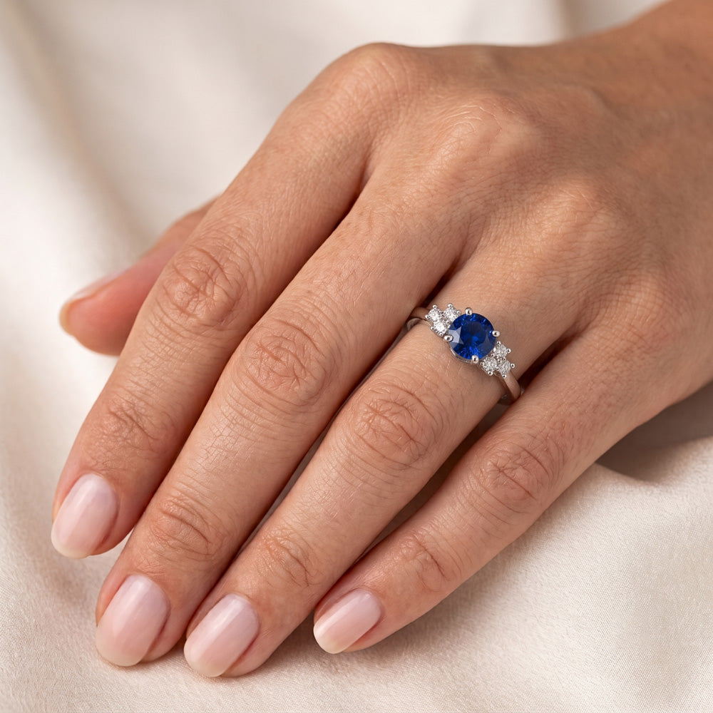 Anello di fidanzamento rotondo con pietra di zaffiro blu da 1,50 carati e oro bianco 14K
