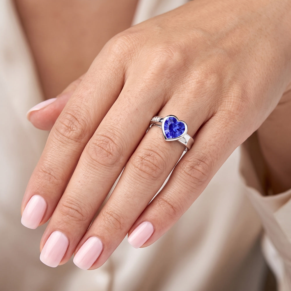 Anello di pietre preziose Set di castoni a forma di cuore Zaffiro di Ceylon 2.25 carati Gioielli