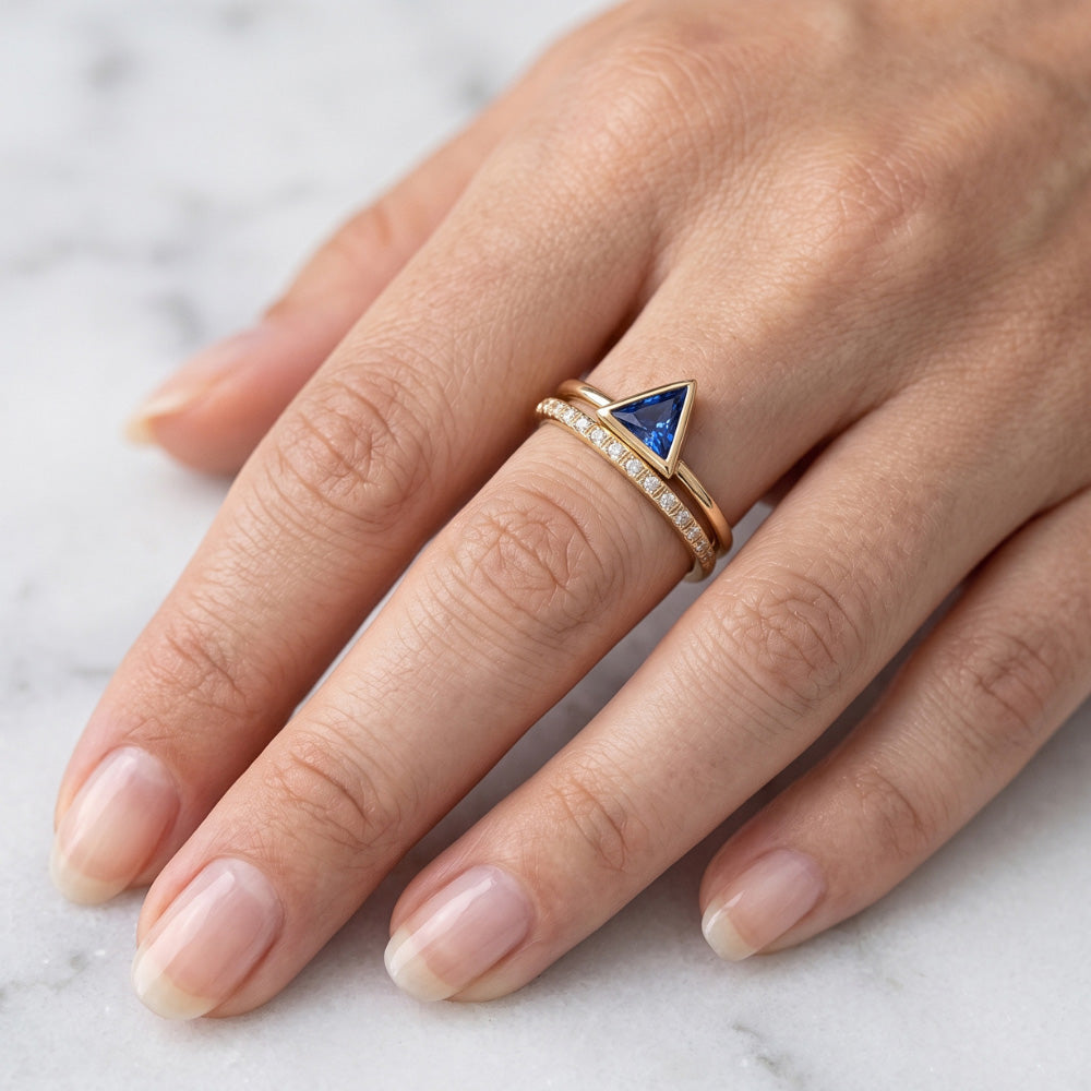 Anello di pietre preziose Trilioni di castoni incastonati Zaffiro blu 1 carato di diamanti in oro