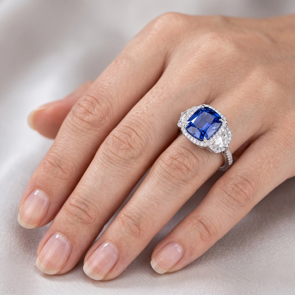 Anello diamante cuscino zaffiro pavimenta tre pietre stile 5.50 carati