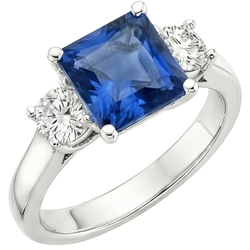 Anello in oro 14 carati con zaffiro blu di Ceylon 4 carati e diamante rotondo 3 pietre