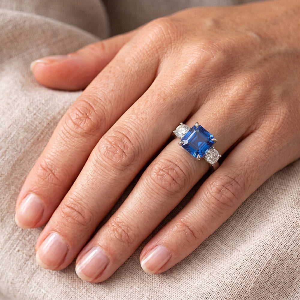 Anello in oro 14 carati con zaffiro blu di Ceylon 4 carati e diamante rotondo 3 pietre