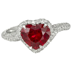 Anello in oro 14K a forma di cuore con rubino rosso da 6,75 ct con diamanti