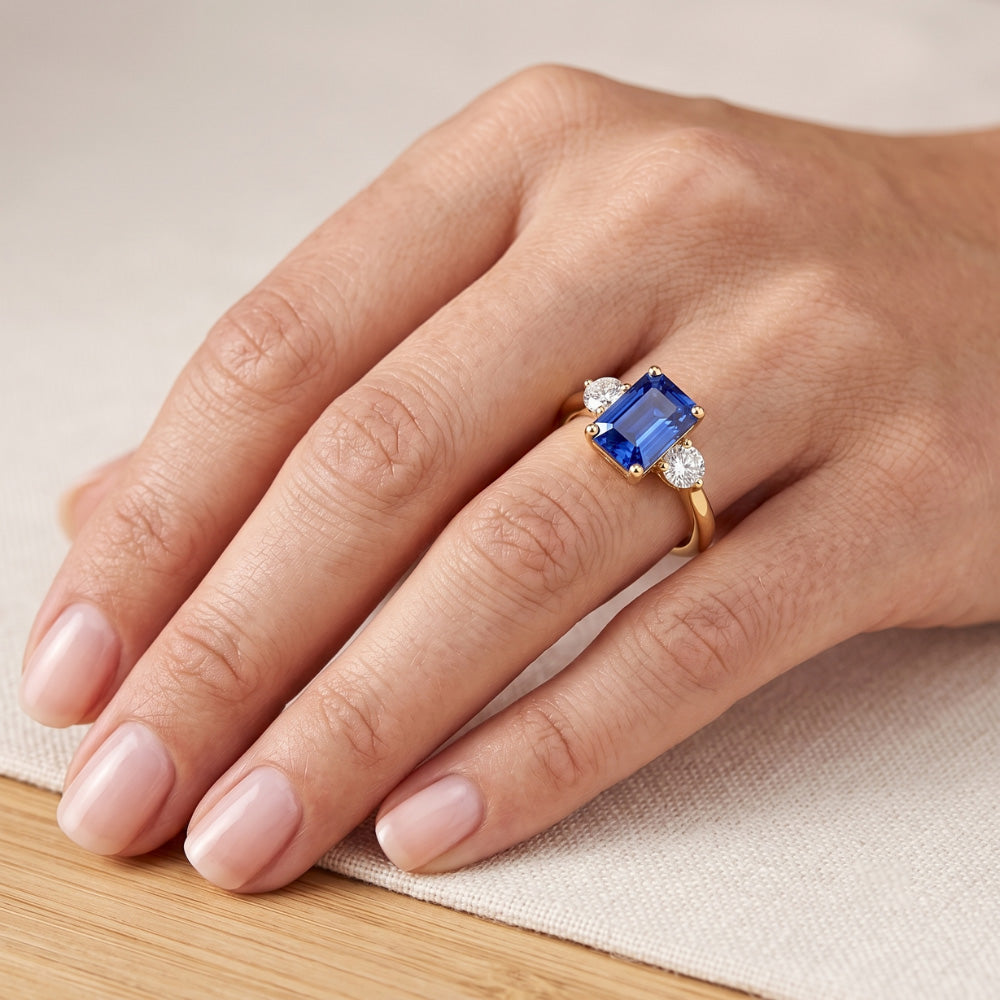 Anello in oro 3 pietre con smeraldo e zaffiro di Ceylon Diamanti Naturali Autentici ( non creati in laboratorio ) 3 carati