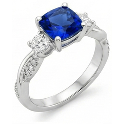 Anello in oro 3 pietre stile cuscino zaffiro blu con accenti 2.75 carati