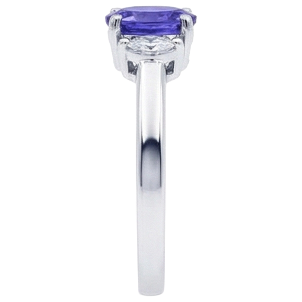 Anello in oro bianco 14 kt con tre pietre di tanzanite e diamanti da 3.50 carati