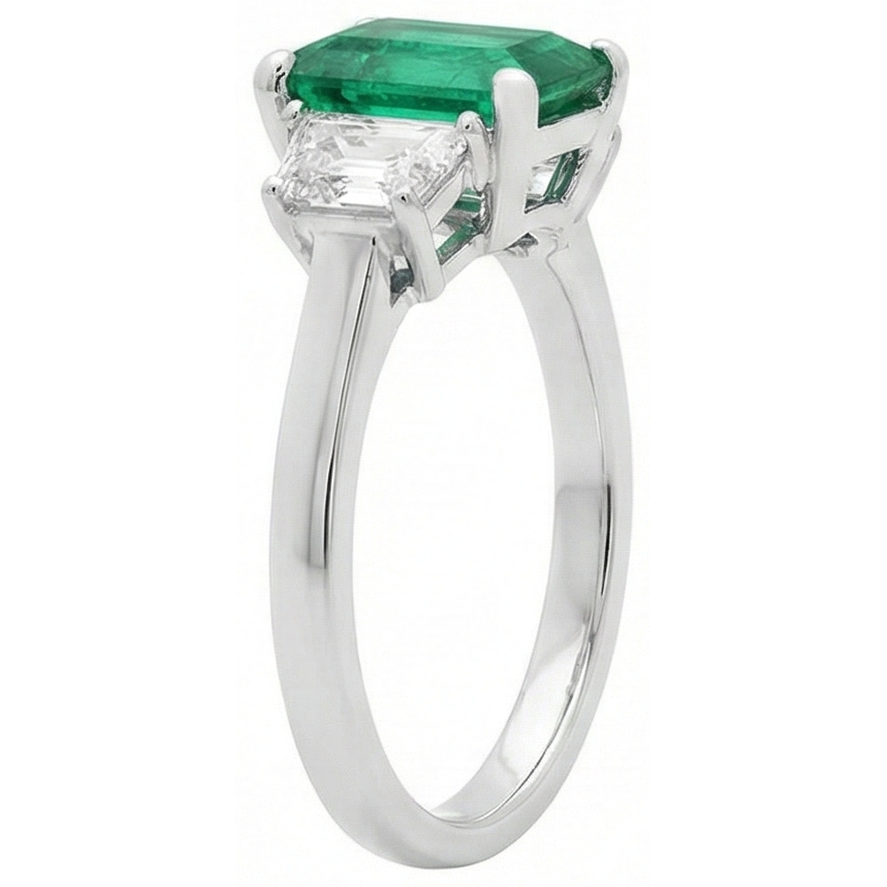 Anello in oro bianco 14K con 3 pietre di smeraldo verde e diamanti da 2.50 carati