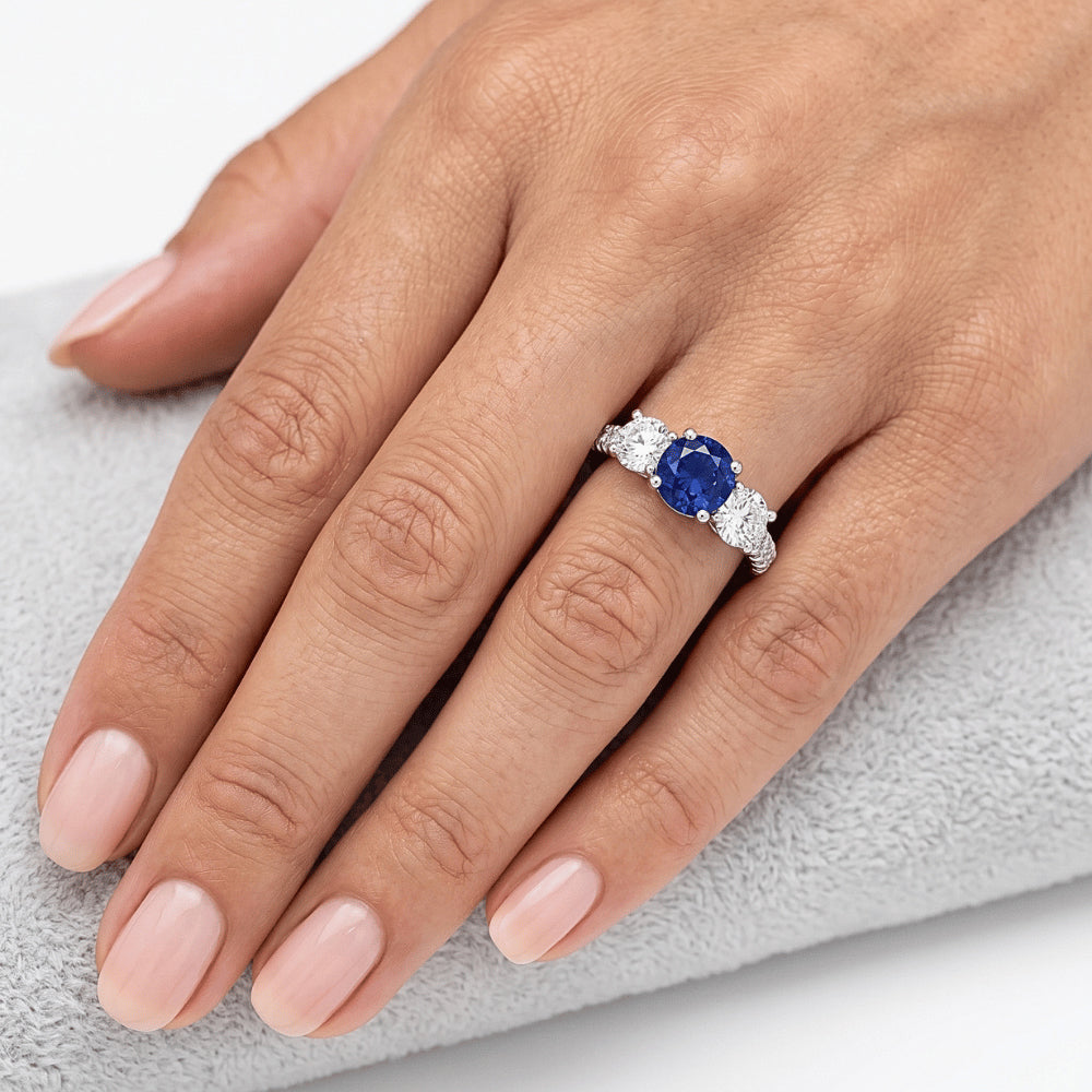 Anello in oro bianco 14K con pietre preziose con accenti di zaffiro blu naturale a 2 carati