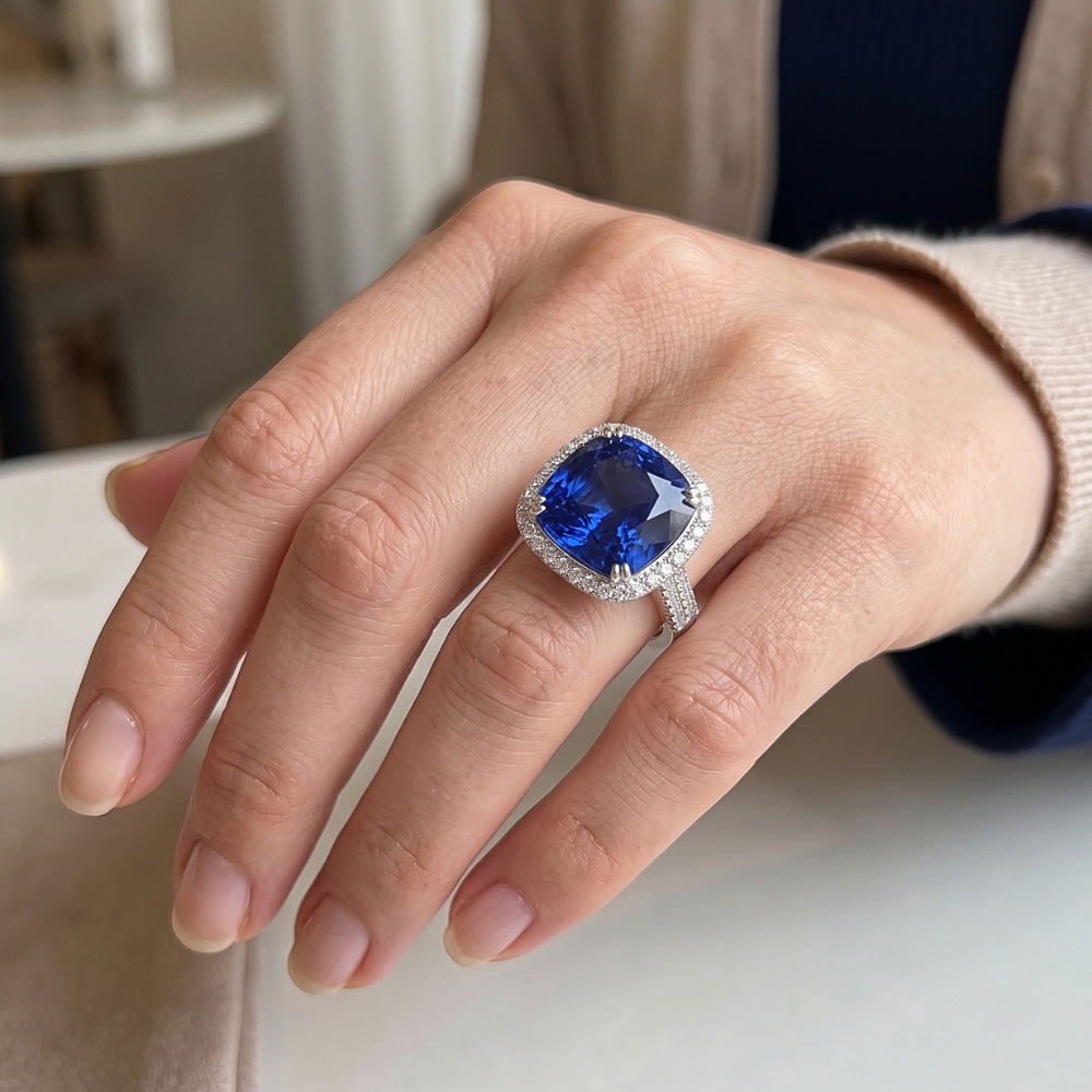 Anello in oro bianco 14K con tanzanite a cuscino grande da 5,70 ct e diamante rotondo