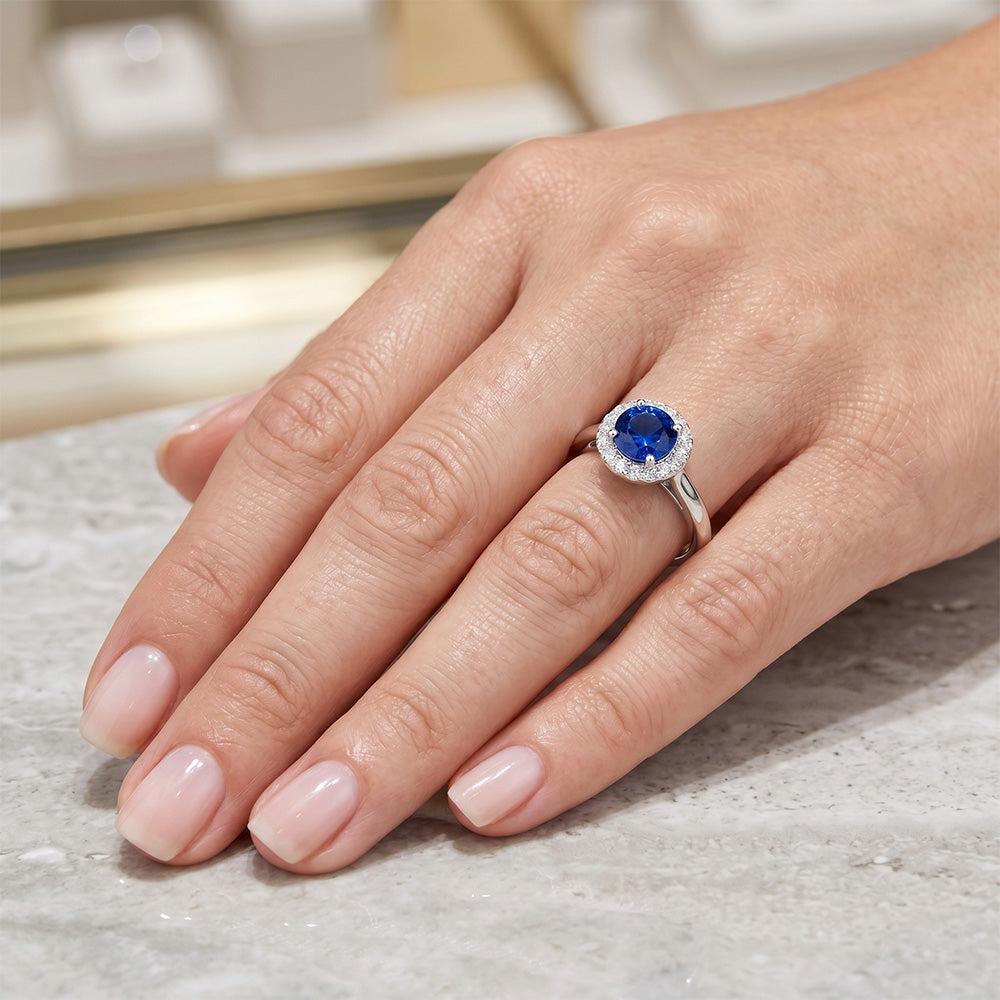 Anello in oro bianco 14K con zaffiro blu di Ceylon rotondo da 2,10 carati e diamanti