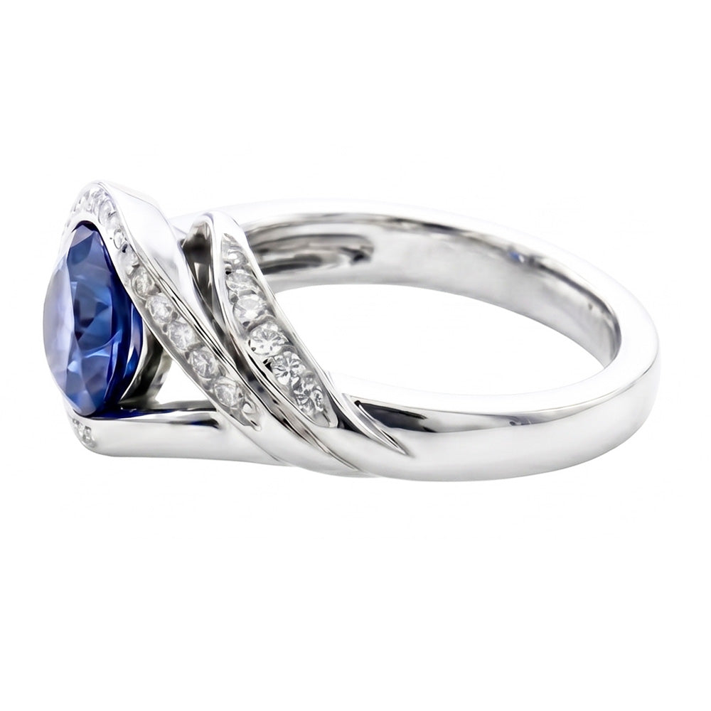 Anello in oro bianco 14K con zaffiro blu taglio rotondo e diamanti da 2,50 ct