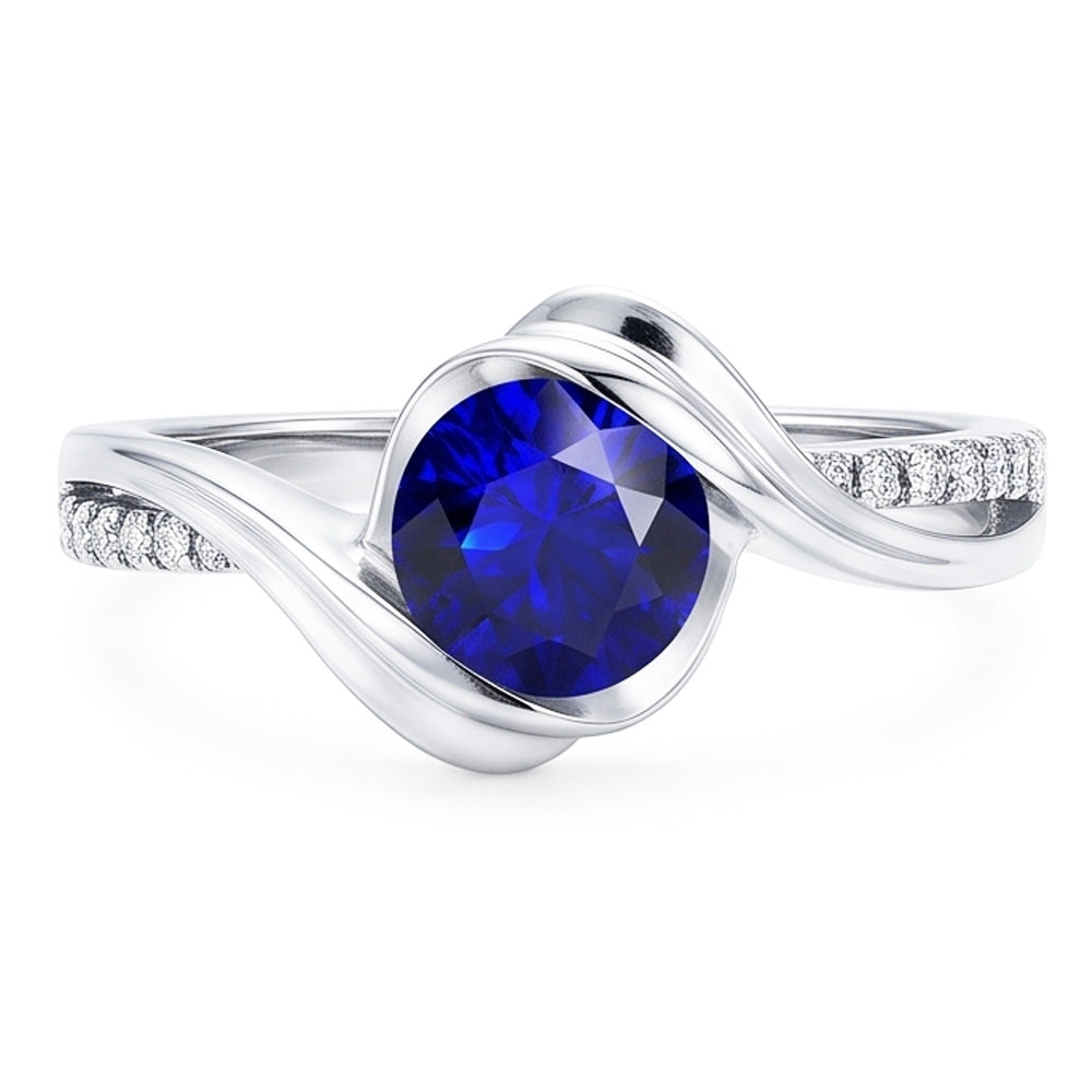 Anello in oro bianco 14K e diamanti con zaffiro tondo. 1,50 carati. stelo intrecciato
