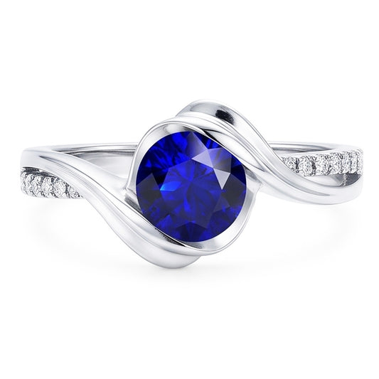 Anello in oro bianco 14K e diamanti con zaffiro tondo. 1,50 carati. stelo intrecciato
