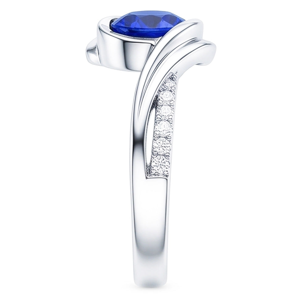 Anello in oro bianco 14K e diamanti con zaffiro tondo. 1,50 carati. stelo intrecciato