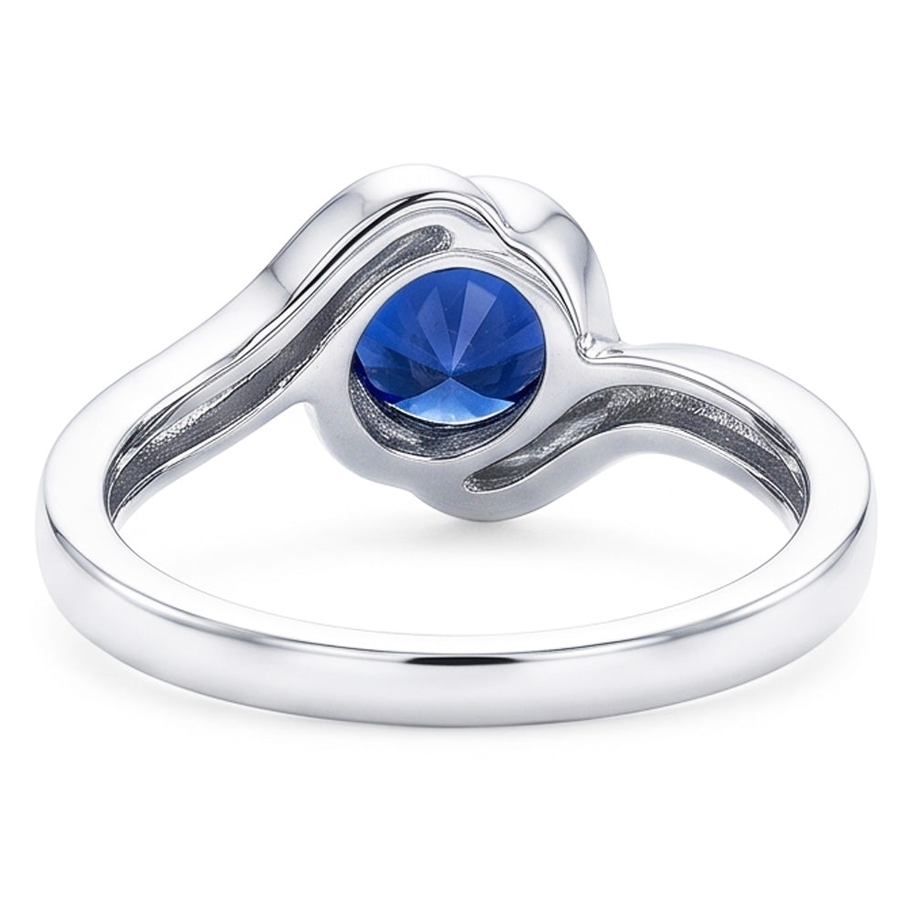 Anello in oro bianco 14K e diamanti con zaffiro tondo. 1,50 carati. stelo intrecciato