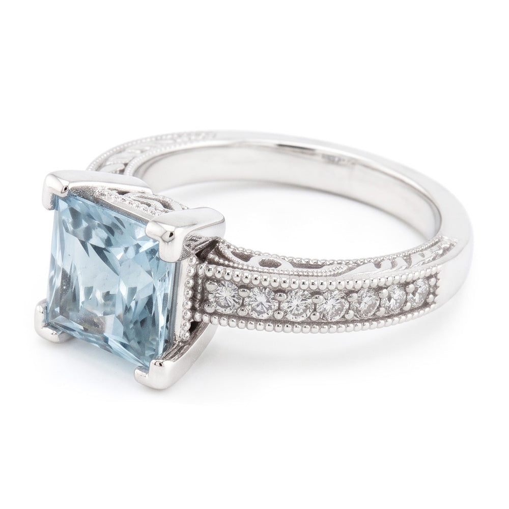 Anello in oro bianco con acquamarina taglio princess con diamanti rotondi 16 ct