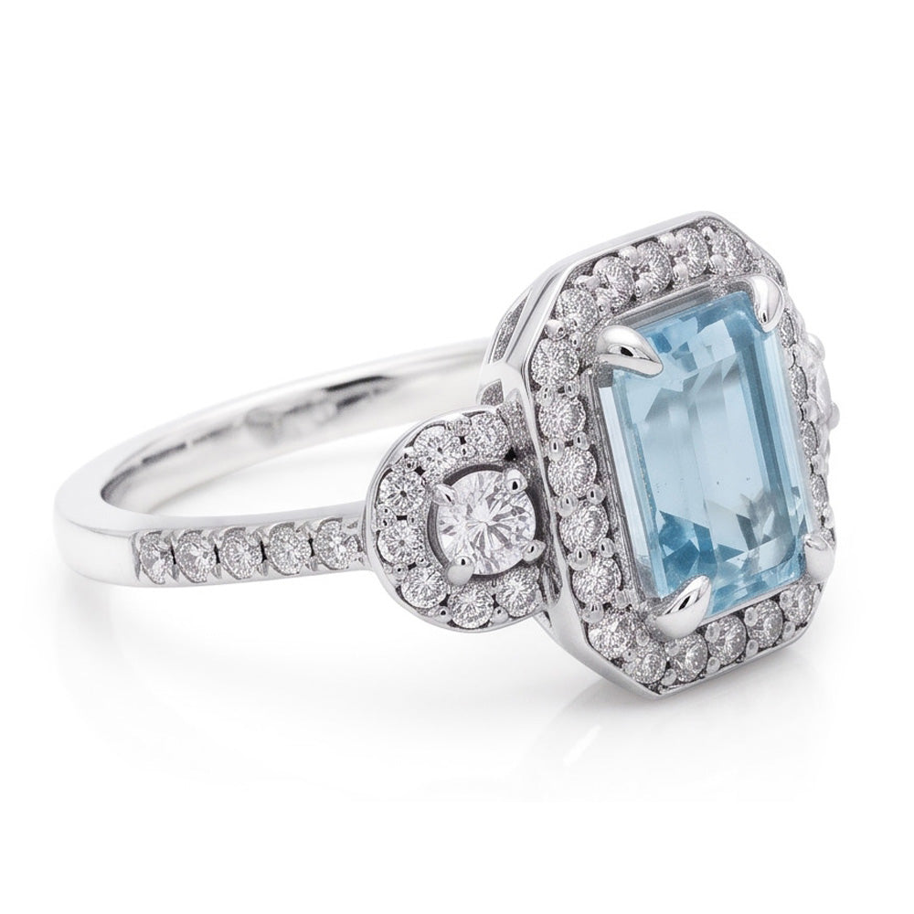 Anello in oro bianco con acquamarina taglio smeraldo da 6.25 ct e piccoli diamanti