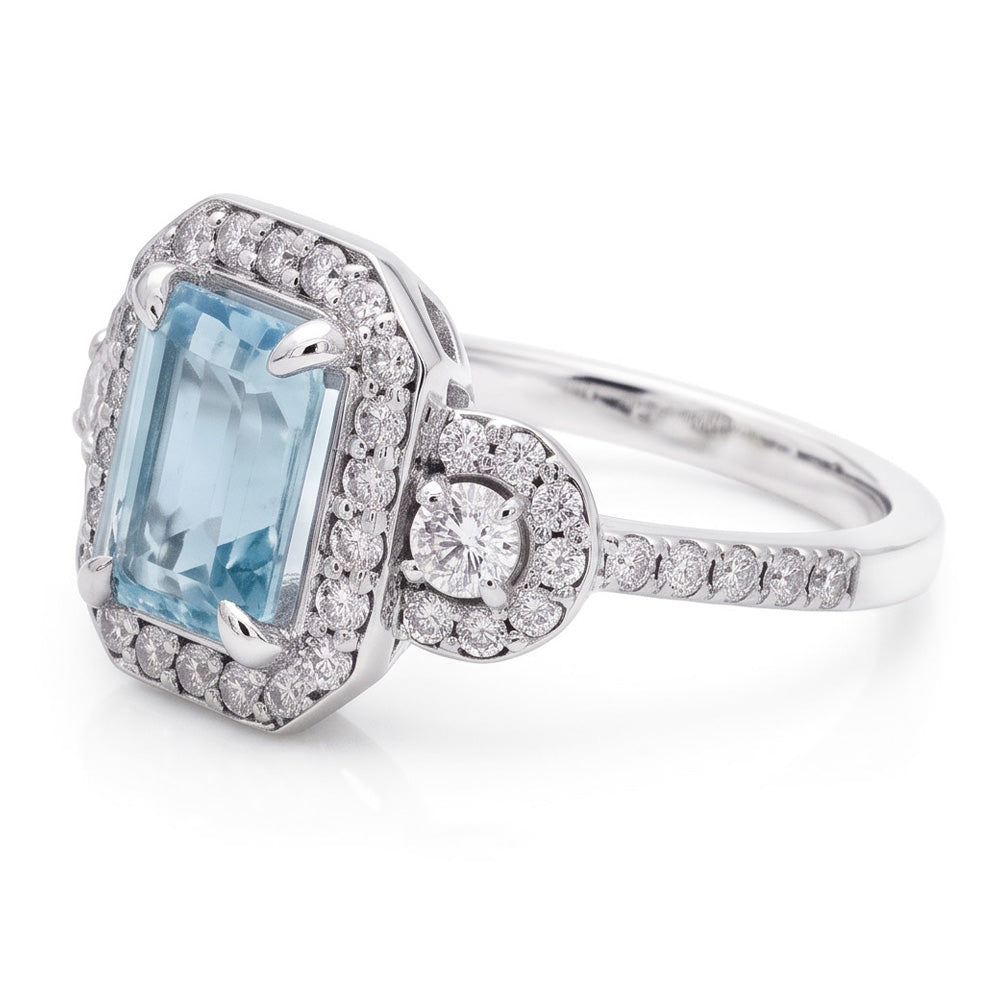 Anello in oro bianco con acquamarina taglio smeraldo da 6.25 ct e piccoli diamanti