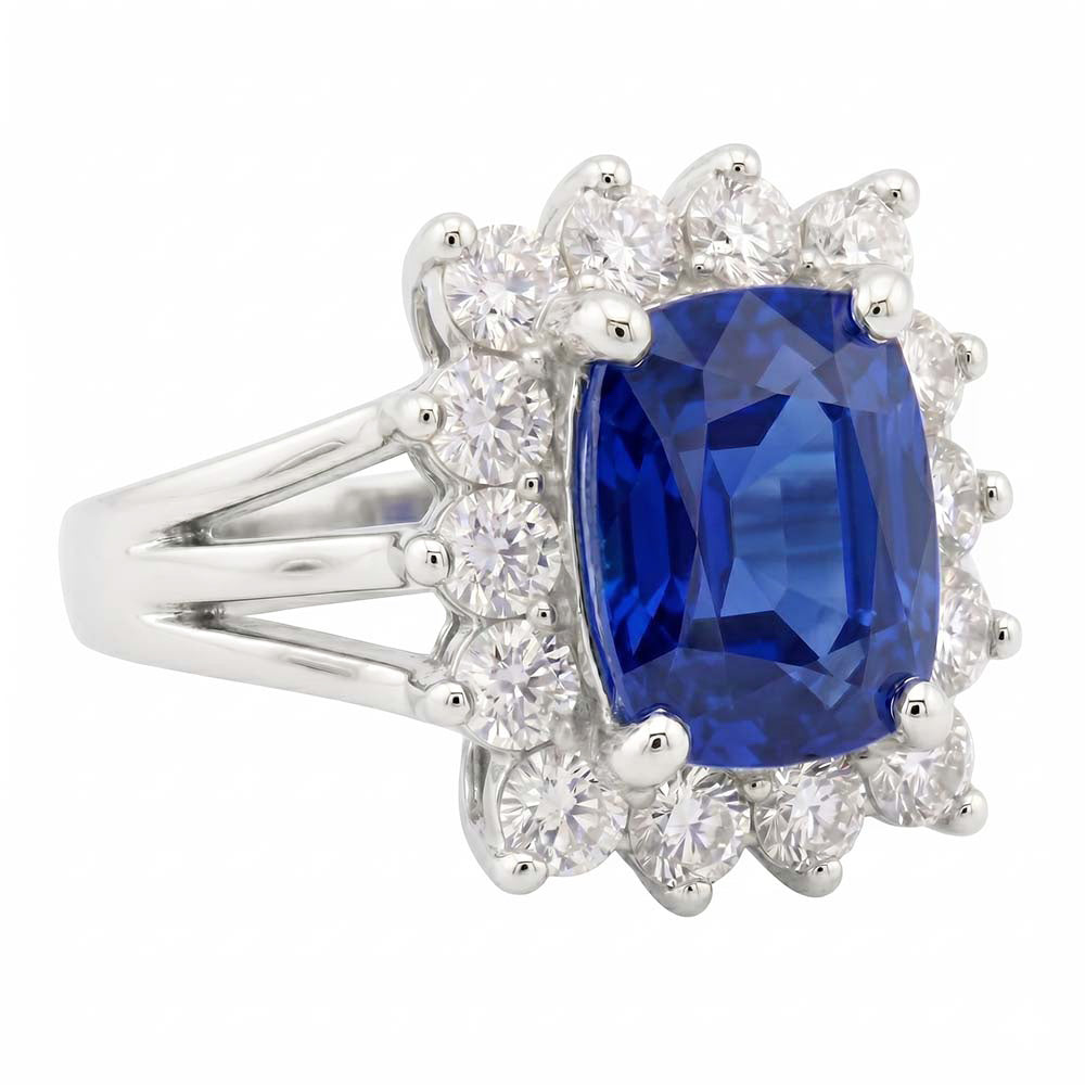 Anello in oro bianco con cuscino in zaffiro dello Sri Lanka e diamanti 6 ct