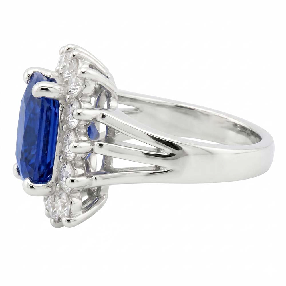 Anello in oro bianco con cuscino in zaffiro dello Sri Lanka e diamanti 6 ct