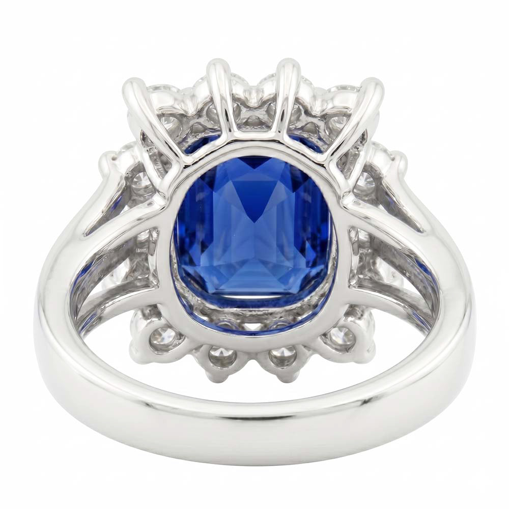 Anello in oro bianco con cuscino in zaffiro dello Sri Lanka e diamanti 6 ct