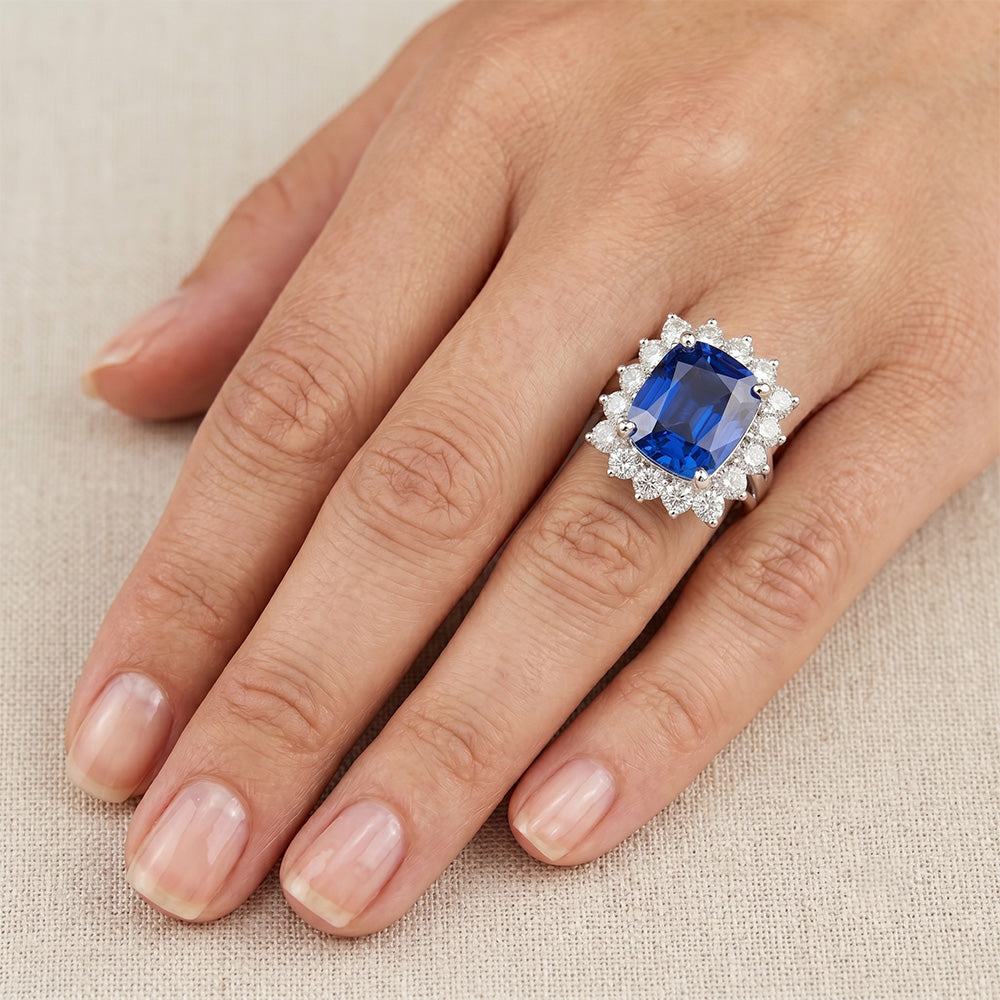 Anello in oro bianco con cuscino in zaffiro dello Sri Lanka e diamanti 6 ct