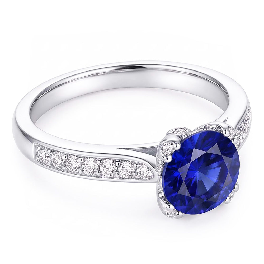 Anello in oro bianco con diamante zaffiro blu intenso con accenti 2.50 carati