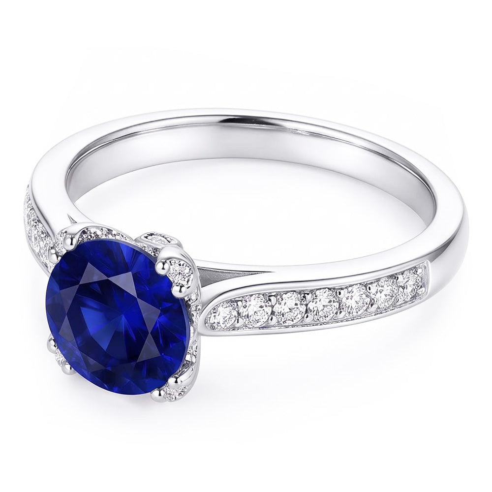 Anello in oro bianco con diamante zaffiro blu intenso con accenti 2.50 carati