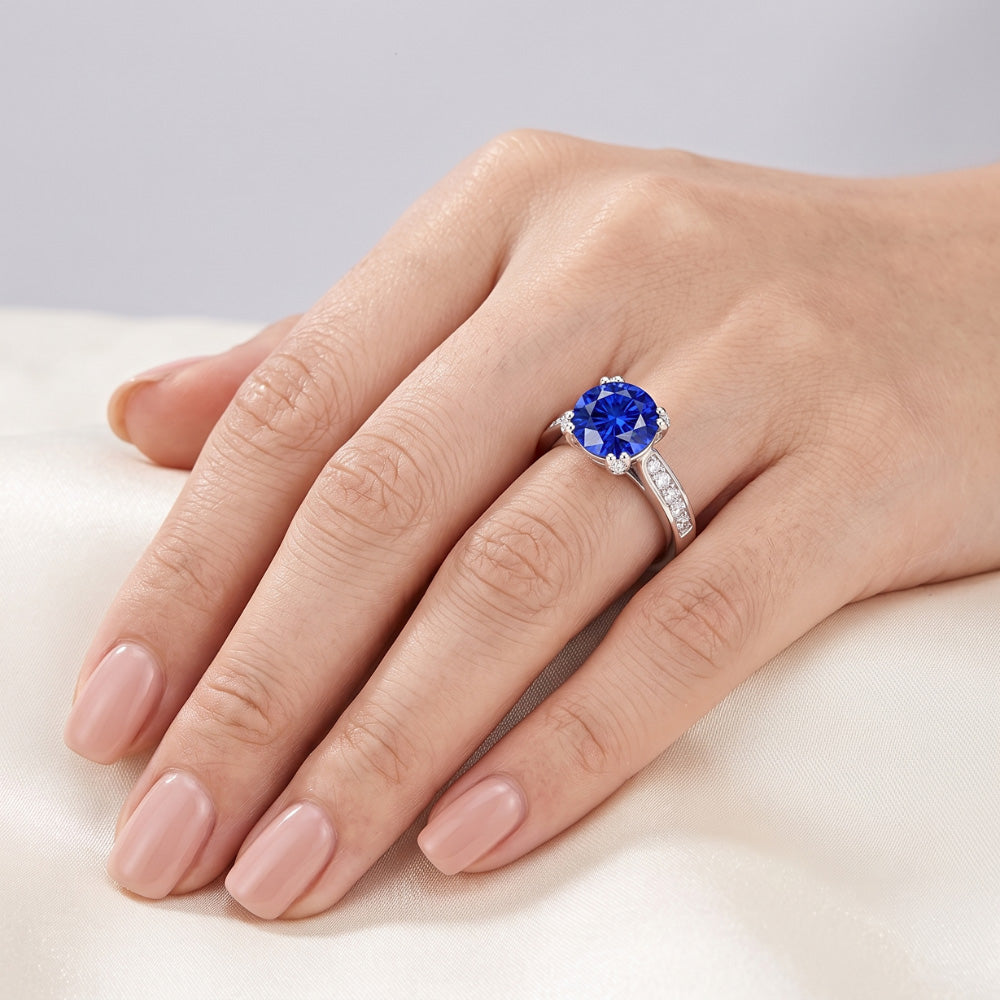 Anello in oro bianco con diamante zaffiro blu intenso con accenti 2.50 carati