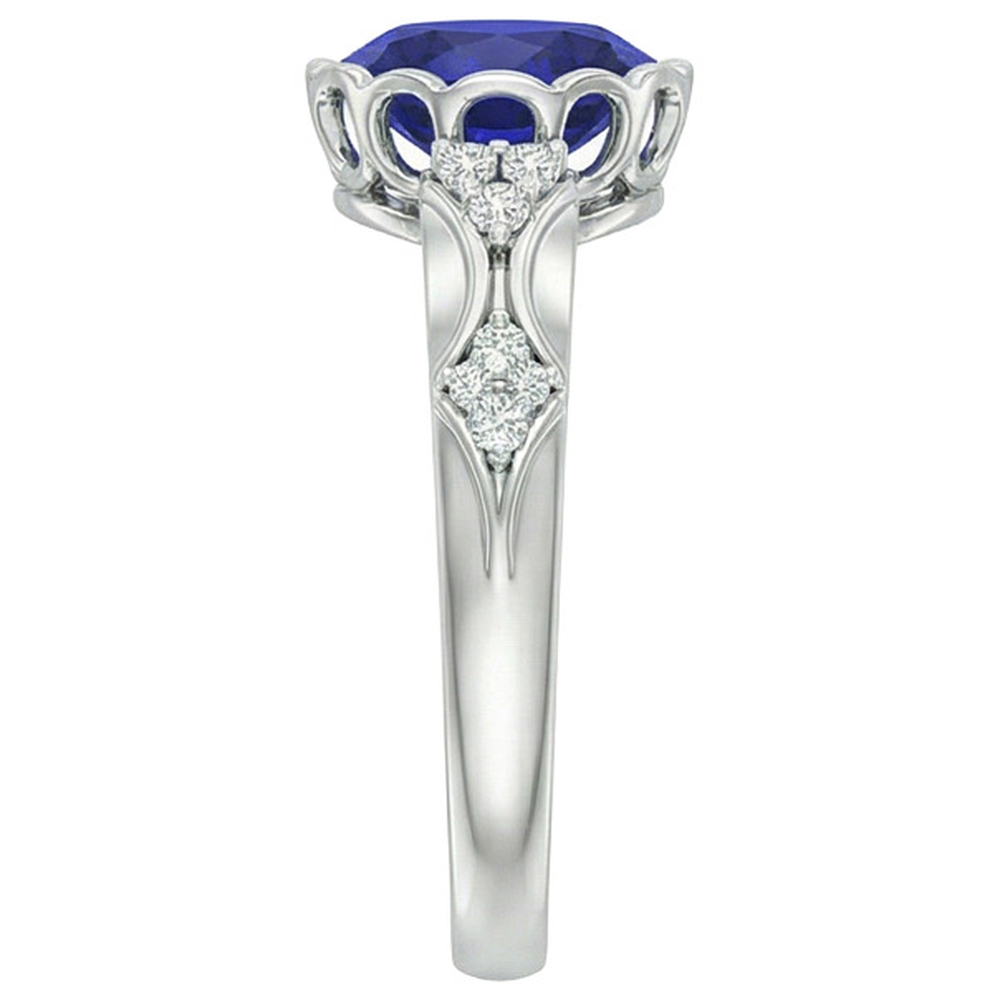 Anello in oro bianco con diamanti da donna. lunetta con zaffiro blu ovale. 3.75 carati