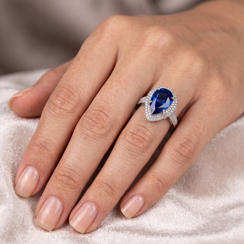 Anello in oro bianco con pera e zaffiro di Ceylon 5.50 carati