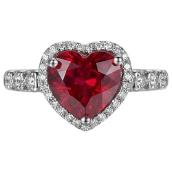 Anello in oro bianco con rubini e diamanti taglio cuore rosso da 4.50 carati