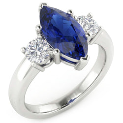 Anello in oro bianco con zaffiri e diamanti a taglio rotondo e marquise da 2.50 ct