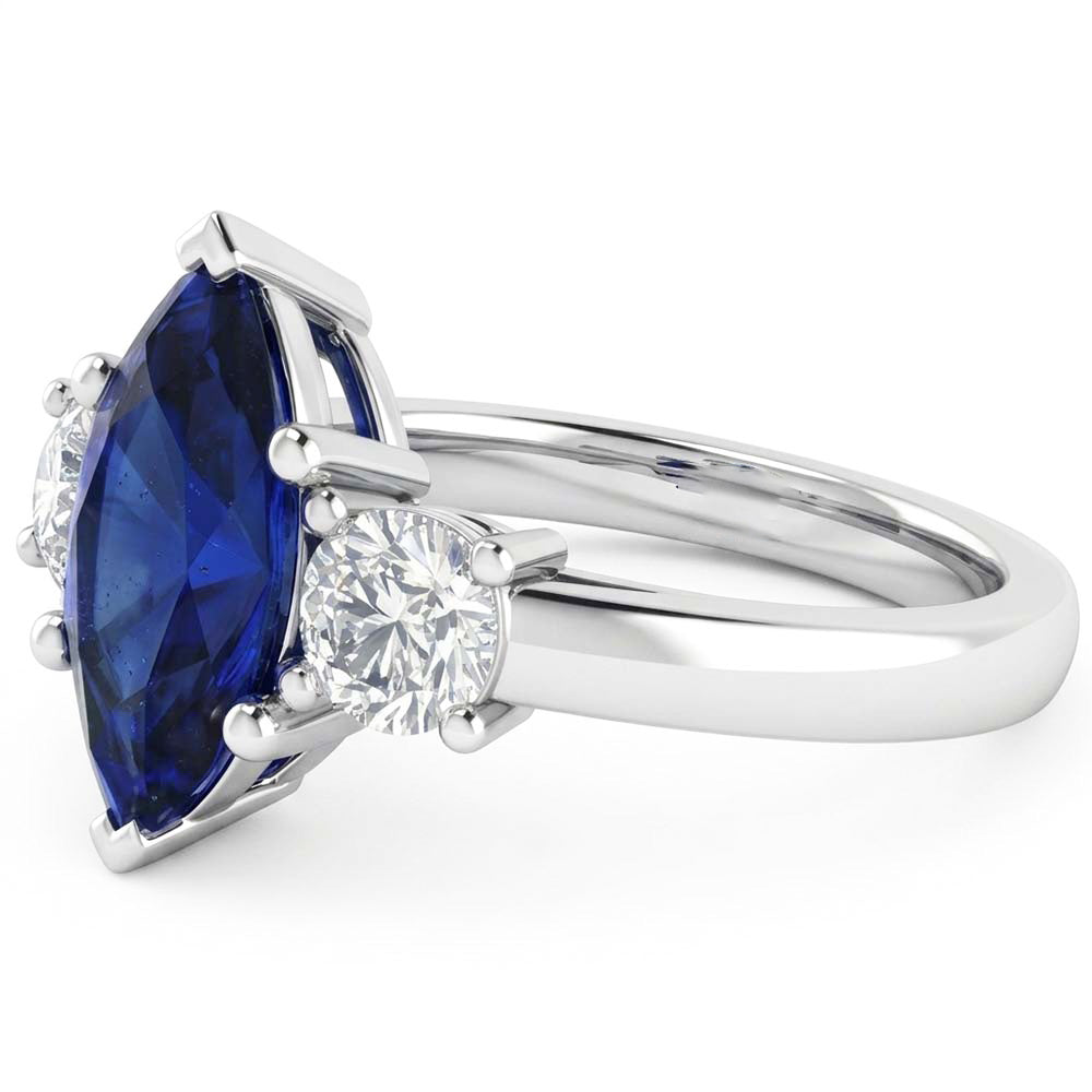 Anello in oro bianco con zaffiri e diamanti a taglio rotondo e marquise da 2.50 ct