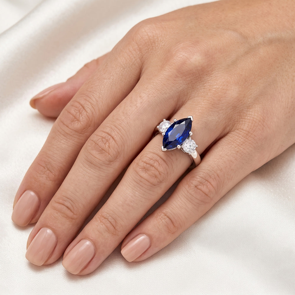 Anello in oro bianco con zaffiri e diamanti a taglio rotondo e marquise da 2.50 ct
