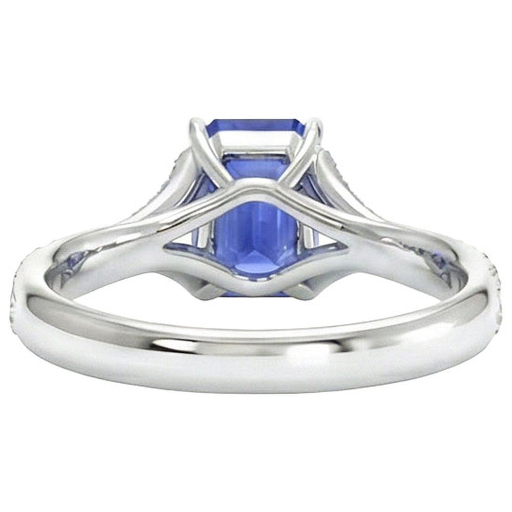 Anello in oro bianco con zaffiro dello Sri Lanka taglio smeraldo e diamante 5.25 carati