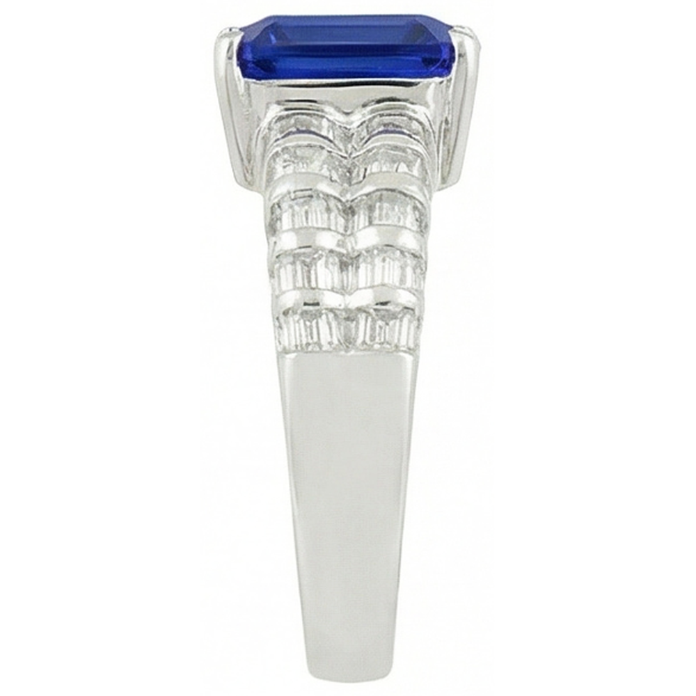 Anello in oro bianco con zaffiro di Ceylon da 7,50 ct, smeraldo e diamanti baguette