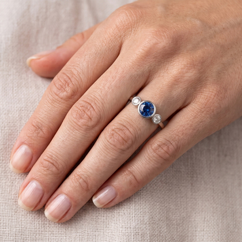 Anello in oro con pietre preziose lunetta con diamanti e zaffiro 3 pietre 1.50 carati