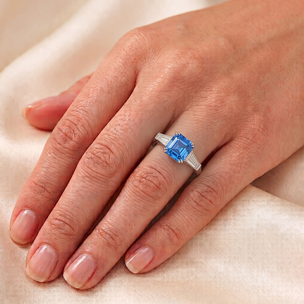 Anello in oro con tre pietre di zaffiro Asscher 2.50 carati di diamanti baguette