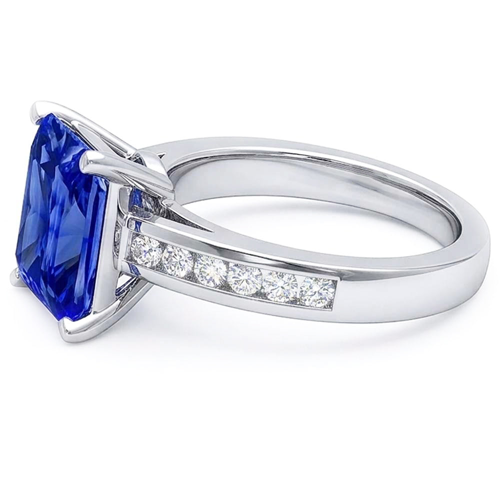 Anello in oro con zaffiro blu anniversario 4 carati con diamanti incastonati