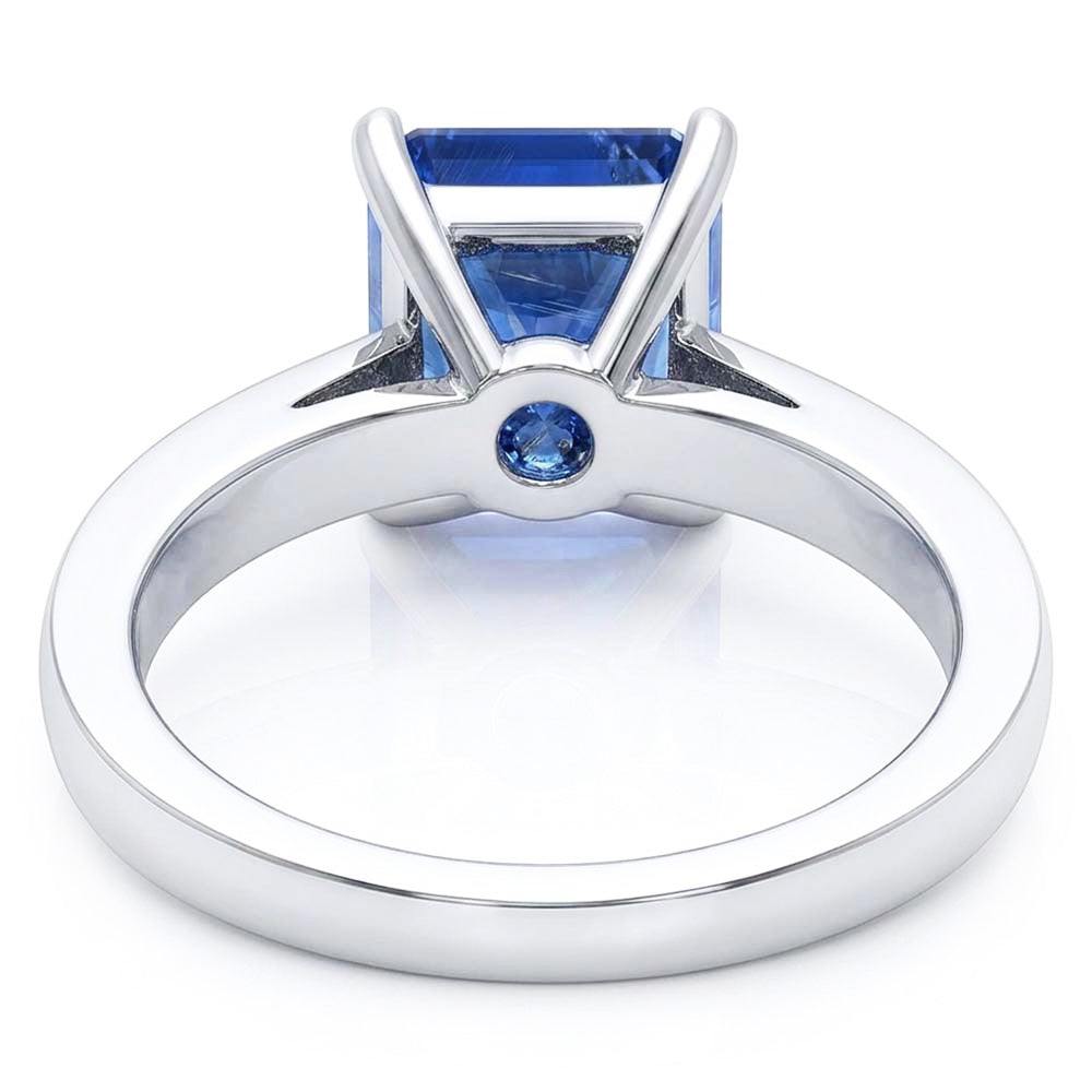 Anello in oro con zaffiro blu anniversario 4 carati con diamanti incastonati