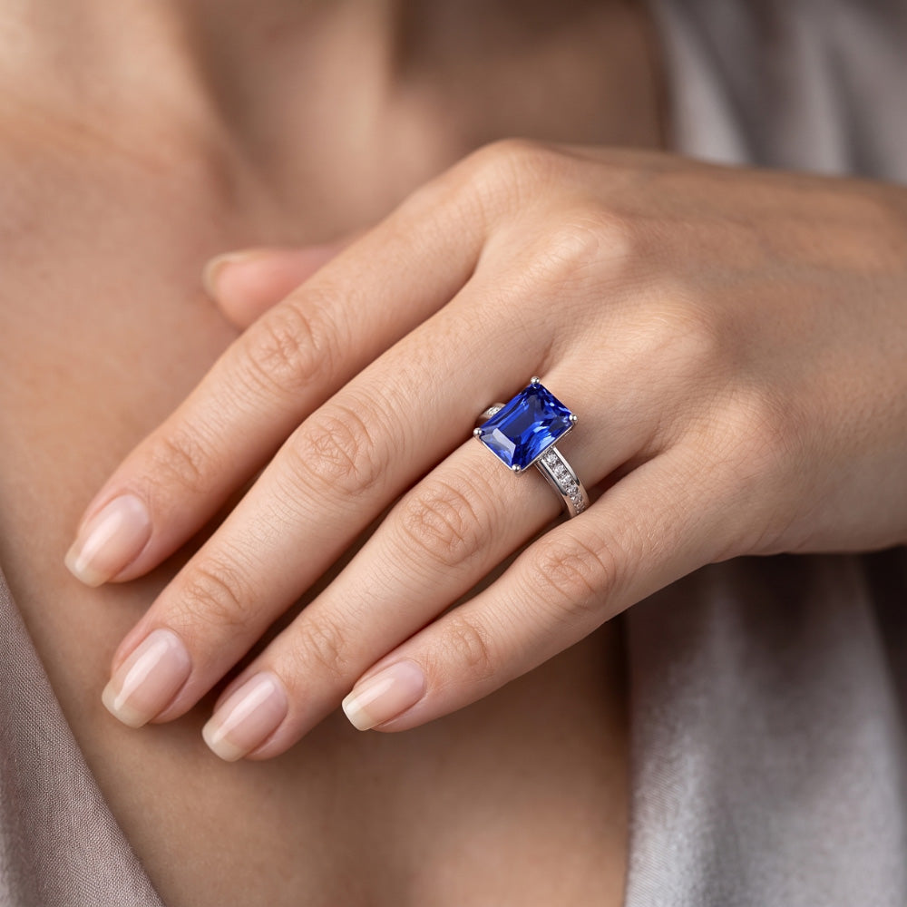 Anello in oro con zaffiro blu anniversario 4 carati con diamanti incastonati