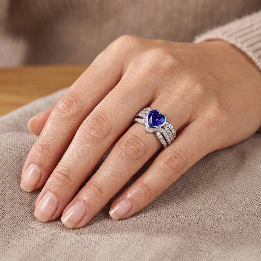 Anello in oro con zaffiro e diamante con rivestimento. lunetta da 4.50 carati e pavé